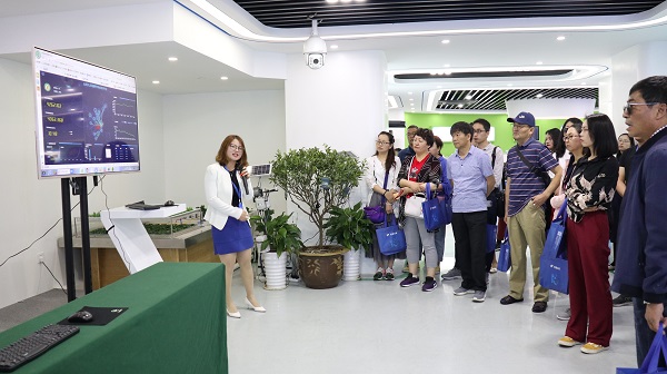 培训班听取麻豆操逼视频业务人员讲解产供销一体化模式