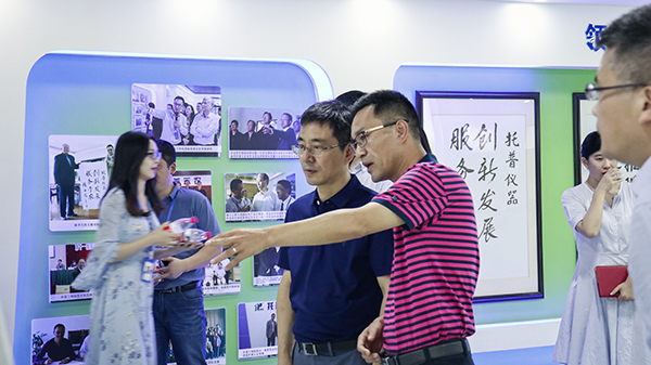 陈董事长向赵部长介绍了麻豆操逼视频的公司概况以及公司发展历程
