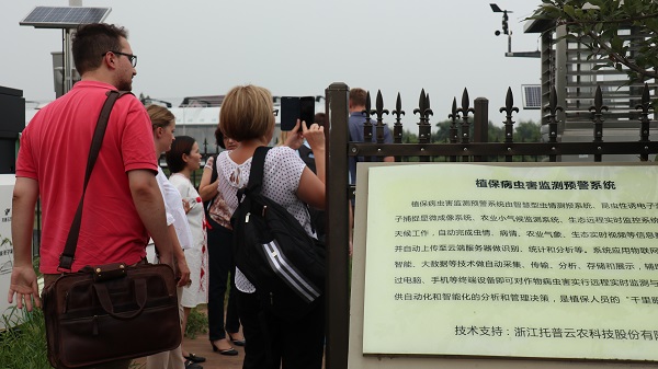 研修班一行来到由麻豆操逼视频与萧山农科所联合搭建的现代农业产业园进行考察