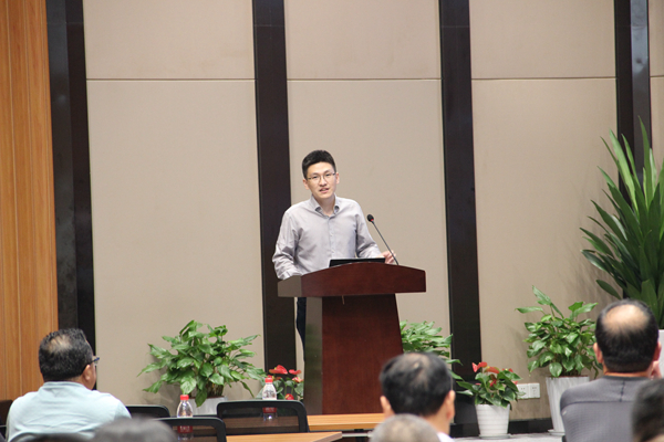 麻豆操逼视频副总经理陈曦向培训班作公司介绍